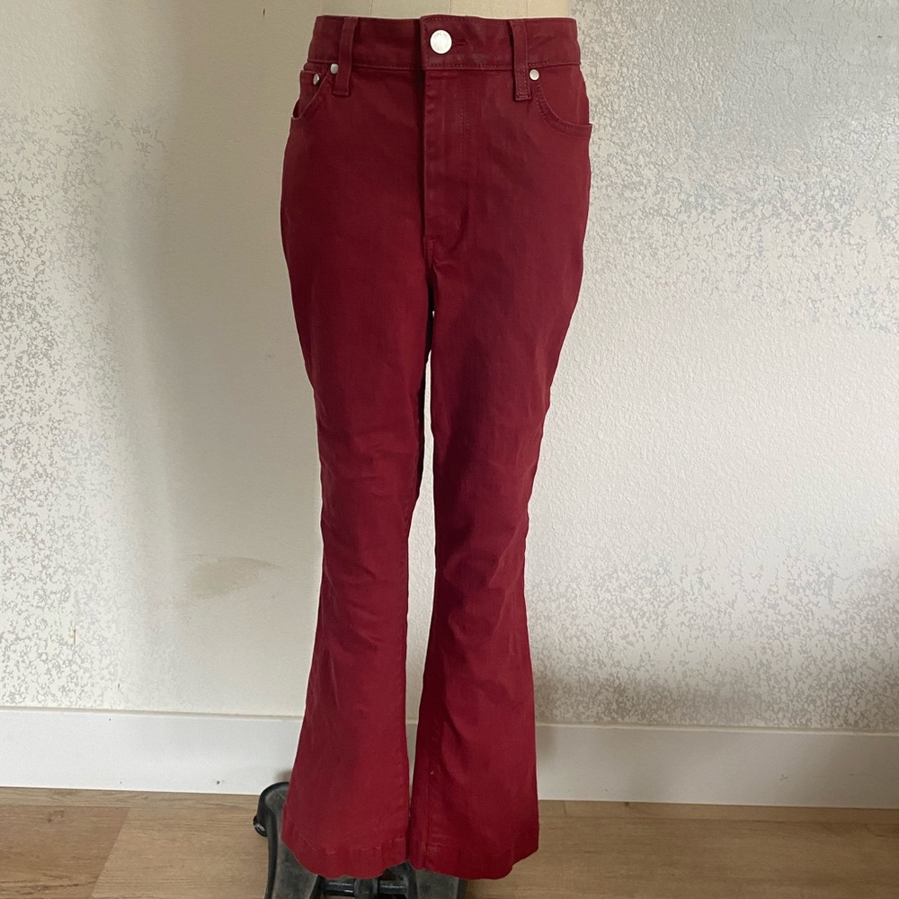 Nine West women’s jeans size 8. Burgundy Kick Flare.
